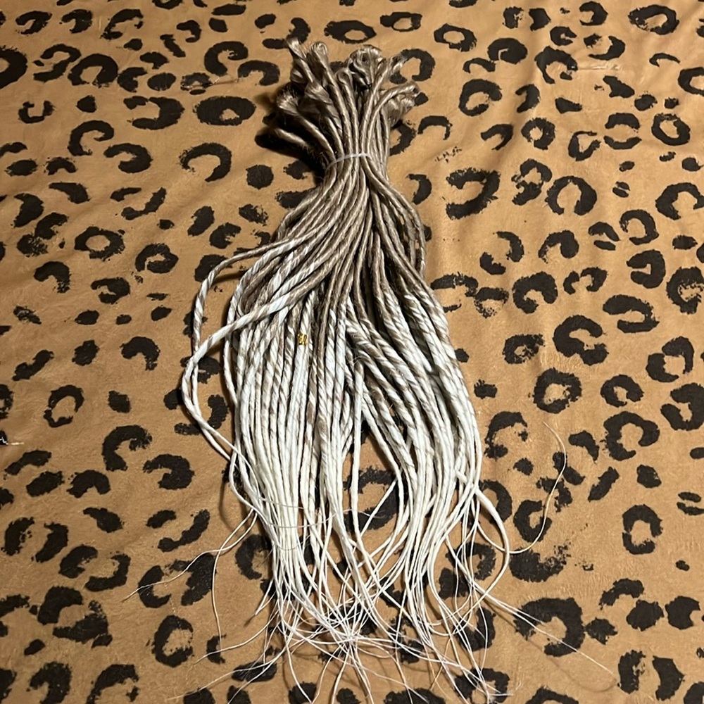 Blonde 20-22in synthetic locs SE set of 70